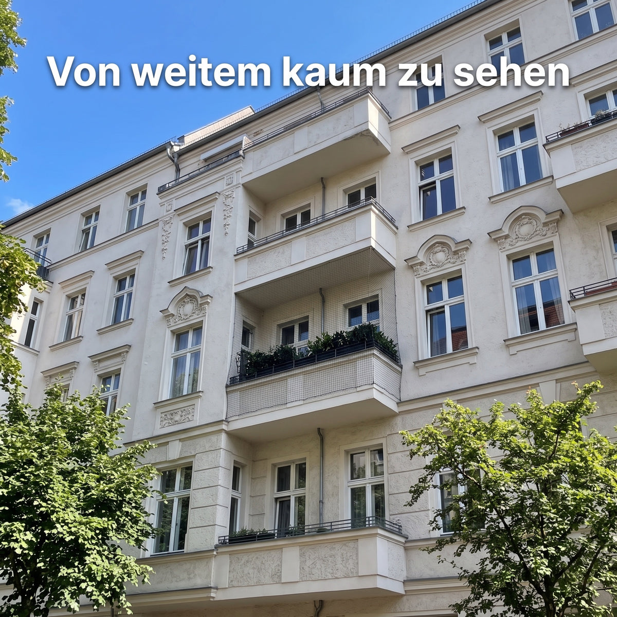 Altbau-Fassade: das Netz am Balkon ist von weitem kaum zu sehen