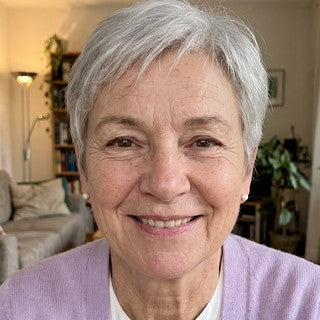Frau mit kurzen grauen Haaren