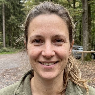 Frau mit blondem Zopf