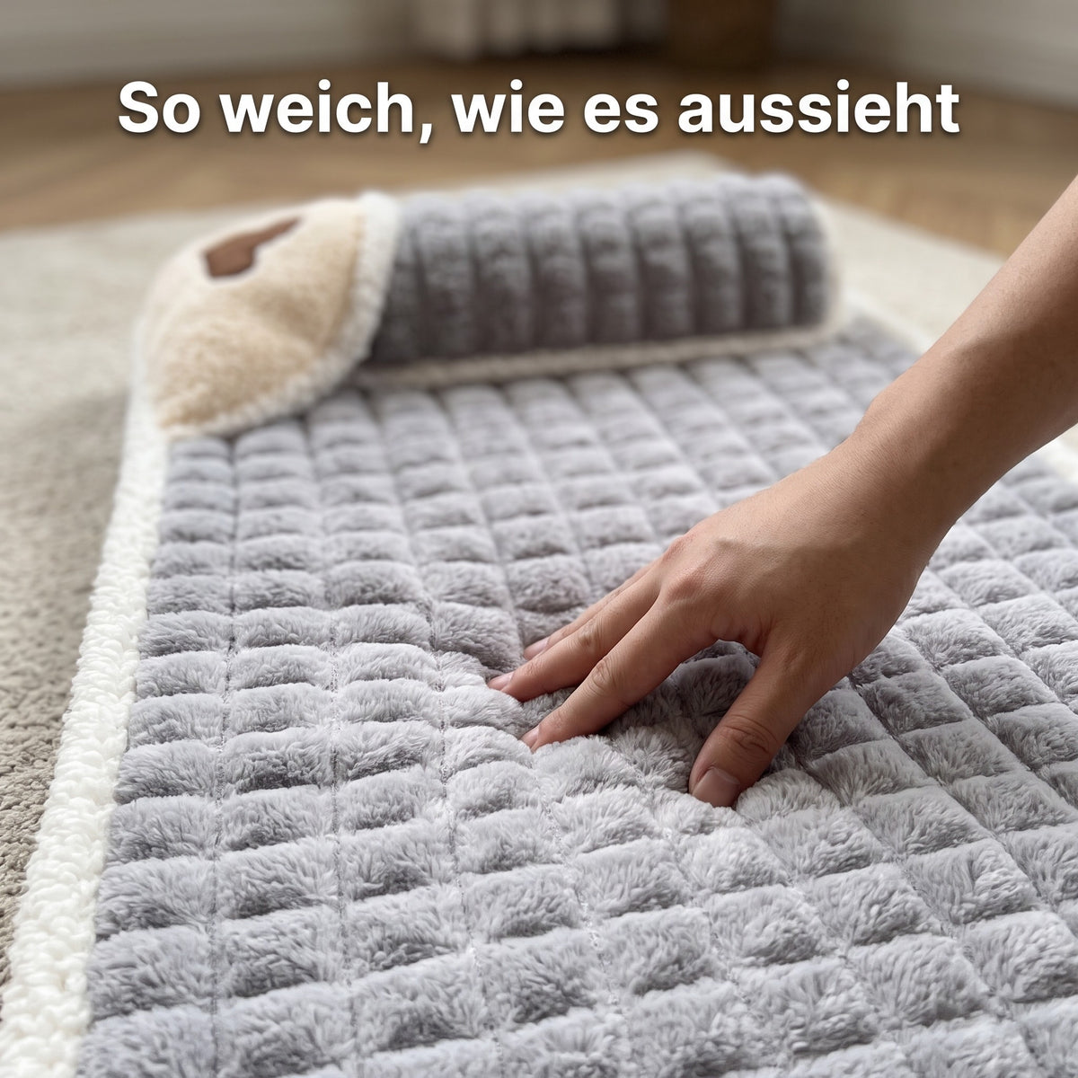 Hand drückt in den weichen Karo-Plüsch des Lovypaw Nest