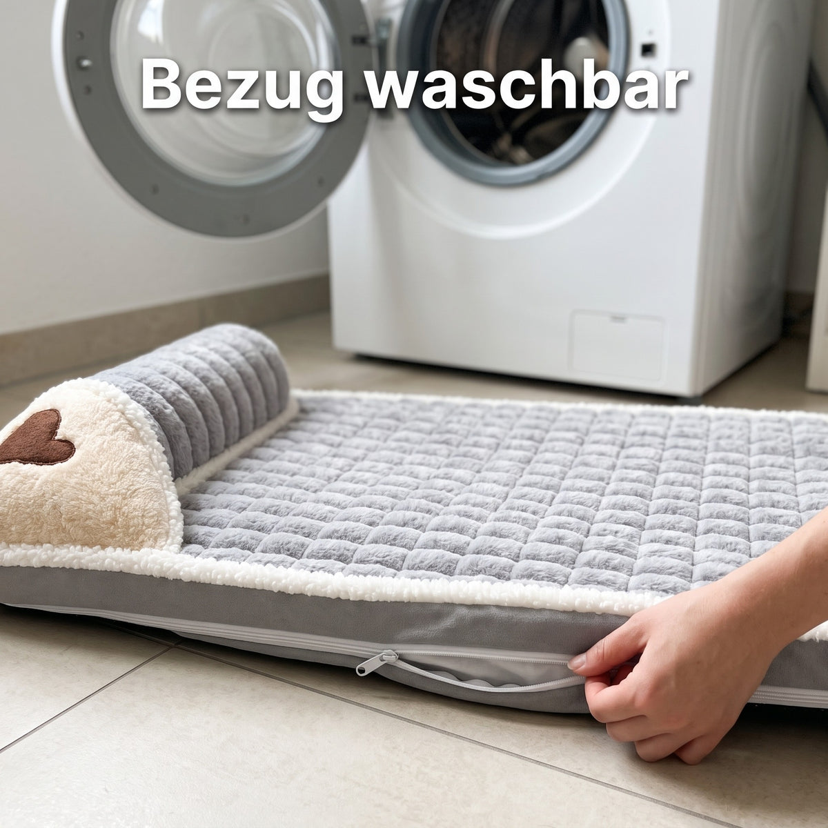 Hand öffnet den Reißverschluss am Bezug des Lovypaw Nest vor der Waschmaschine