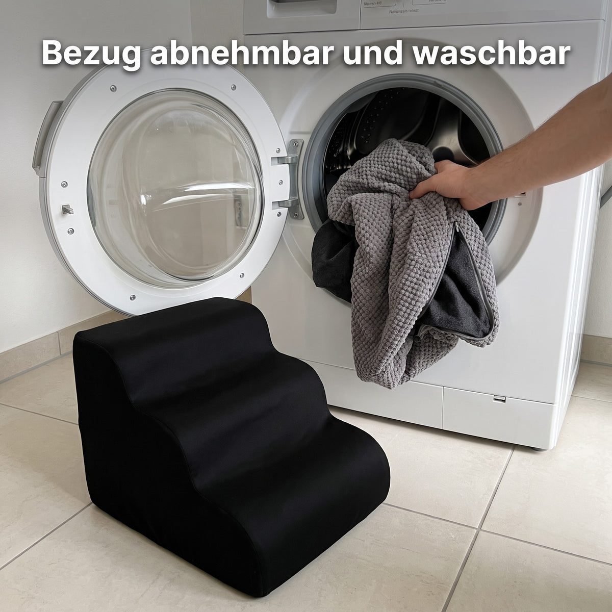 Der graue Bezug der Lovypaw Rise kommt in die Waschmaschine, die Treppe steht im schwarzen Innenbezug davor