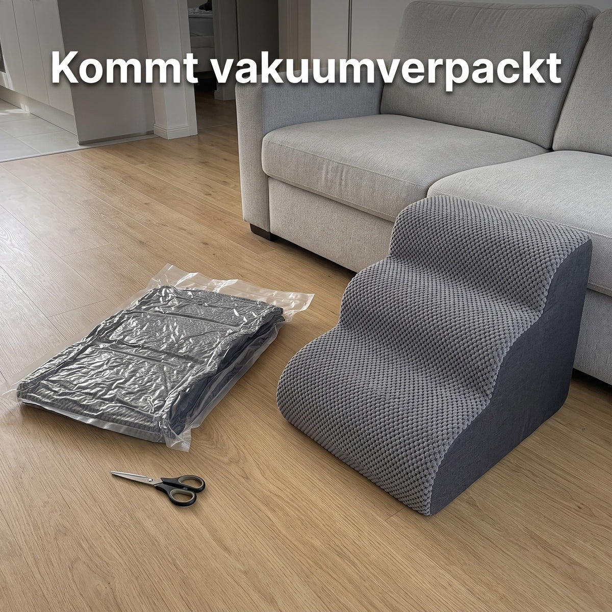 Lovypaw Rise kommt vakuumverpackt und steht danach in voller Form vor dem Sofa